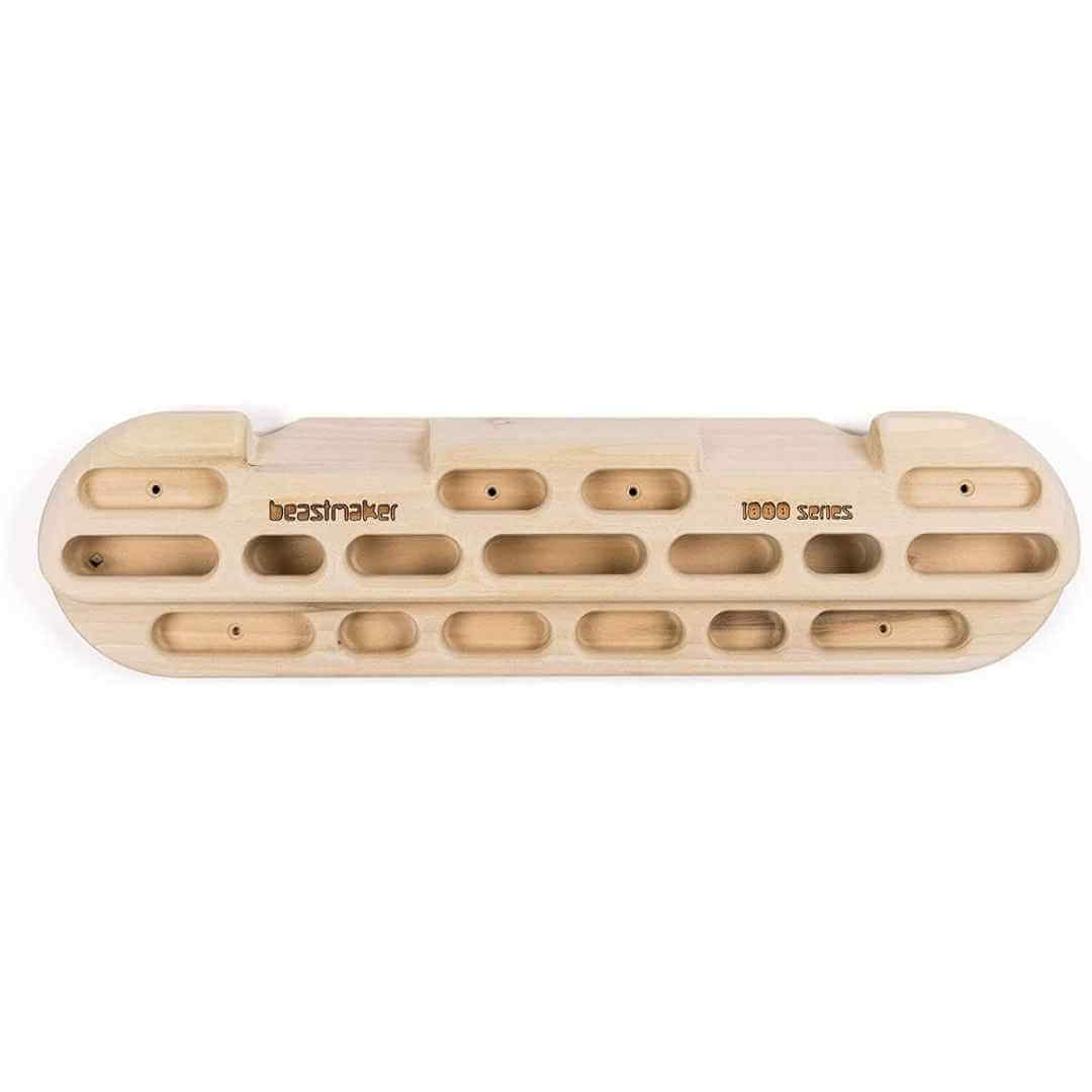Hier ist das Trainingsboard Beastmaker 1000 Series Hangboard abgebildet - ideal für jeden Kletterer