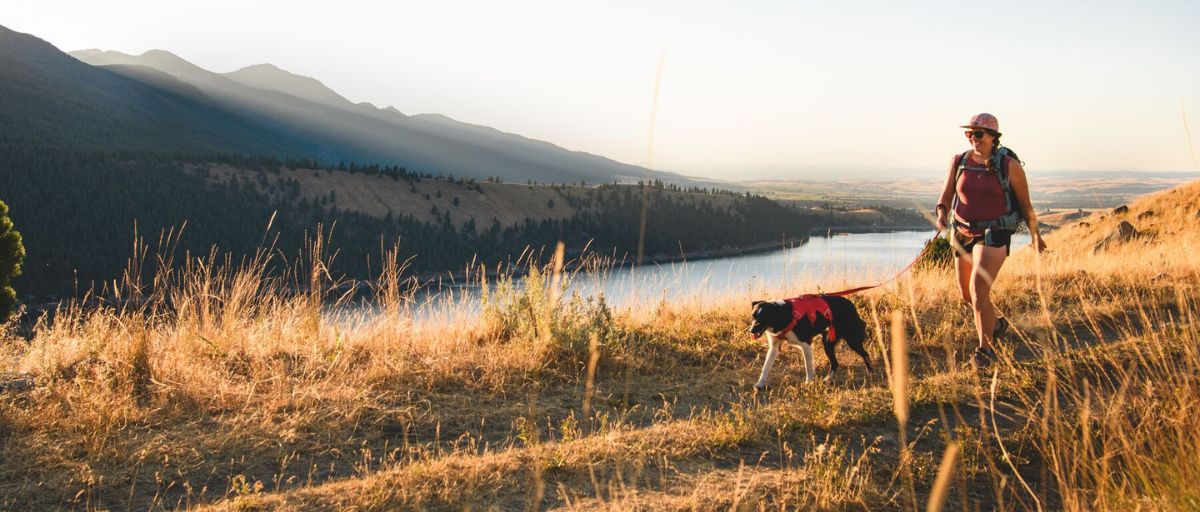 Frau mit Hund bei Wanderung