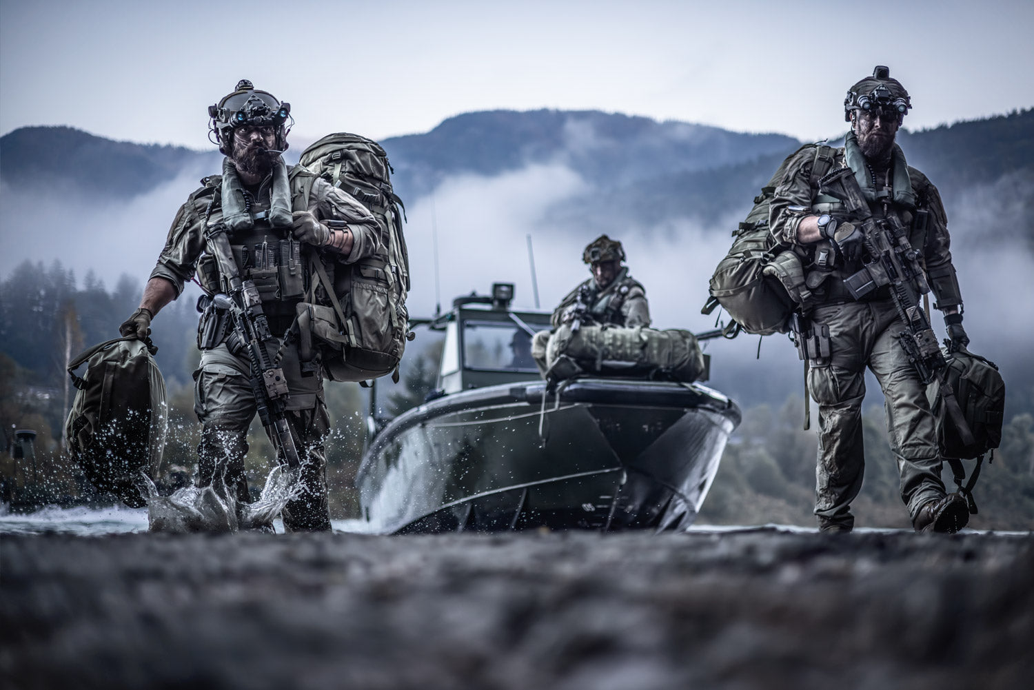 Ein Werbefoto der Marke Tasmanian Tiger - 3 Soldaten in einem Einsatz im Sumpfgebiet