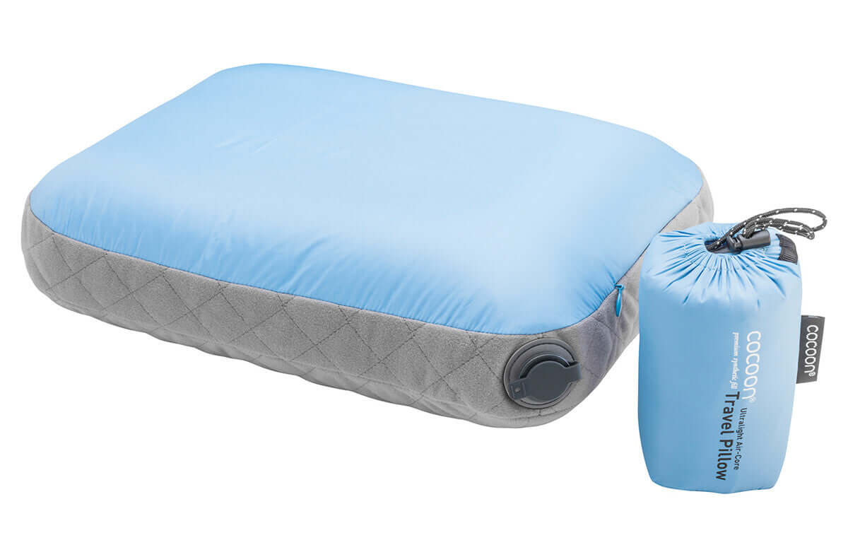 Das Cocoon Air Core Pillow Ultralight ist ein ultraleichtes Reise und Campingkissen, erhältlich in mehreren Ausführungen, im Outdoor Online Shop FluxPerfect