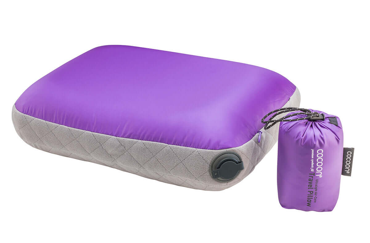 Das Cocoon Air Core Pillow Ultralight ist ein ultraleichtes Reise und Campingkissen, erhältlich in mehreren Ausführungen, im Outdoor Online Shop FluxPerfect