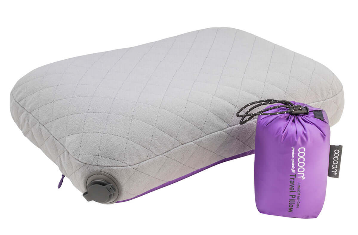 Das Cocoon Air Core Pillow Ultralight ist ein ultraleichtes Reise und Campingkissen, erhältlich in mehreren Ausführungen, im Outdoor Online Shop FluxPerfect