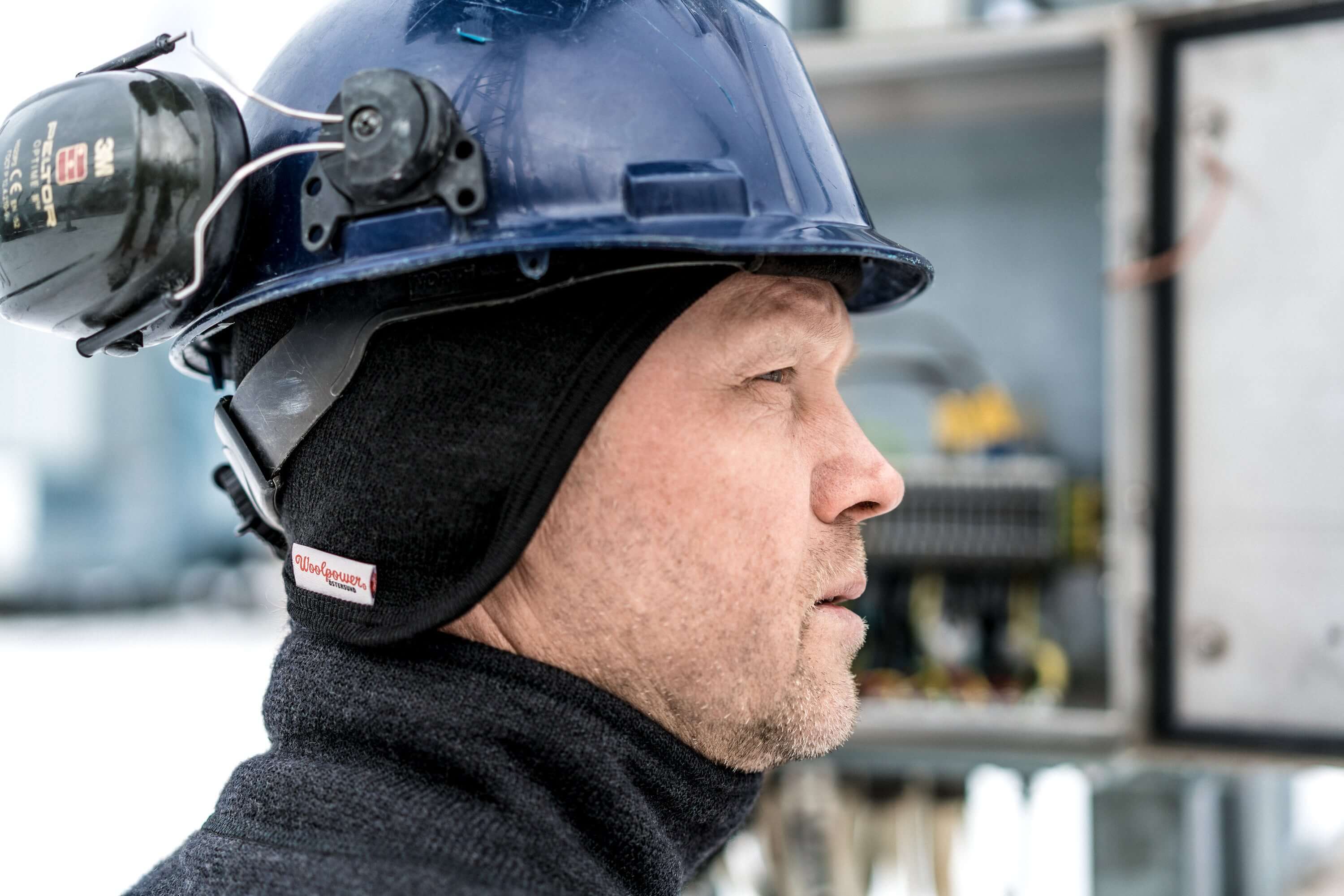 Die Woolpower Helmet Cap 400, eine Helmmütze, ideal für Arbeit und Sport im Winter, erhältlich im Outdoor Online Shop FluxPerfect