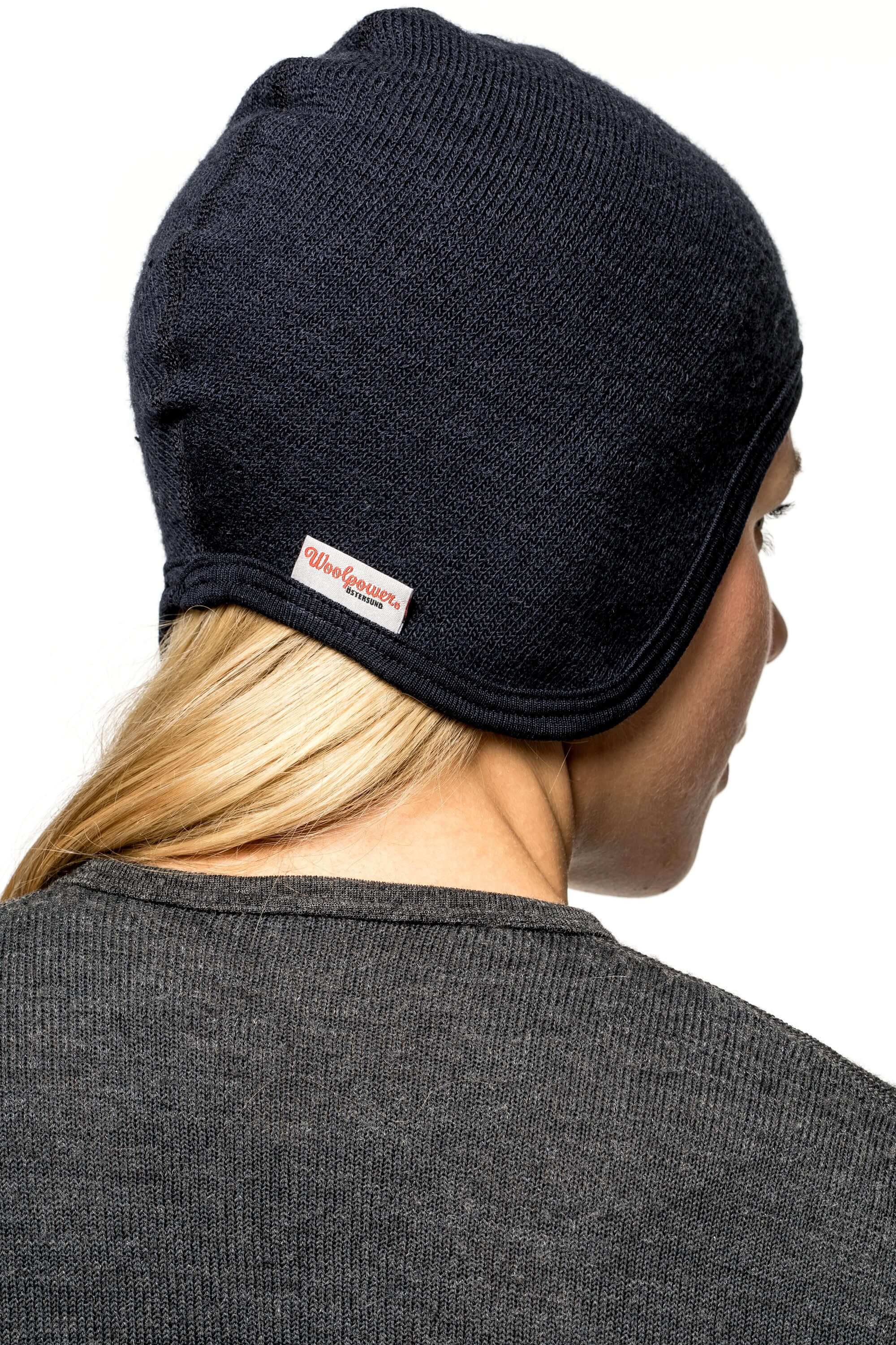 Die Woolpower Helmet Cap 400, eine Helmmütze, ideal für Arbeit und Sport im Winter, erhältlich im Outdoor Online Shop FluxPerfect