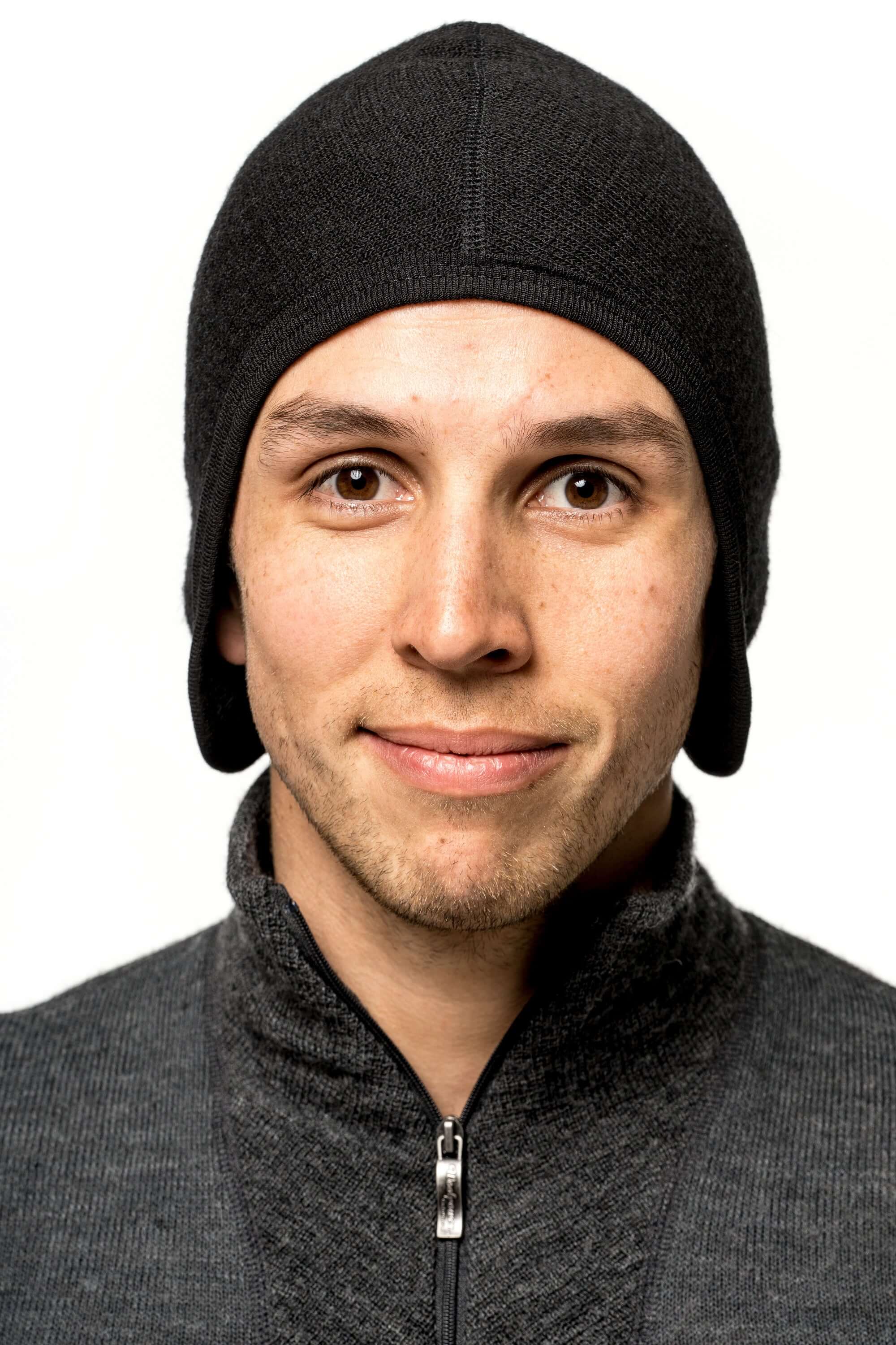 Die Woolpower Helmet Cap 400, eine Helmmütze, ideal für Arbeit und Sport im Winter, erhältlich im Outdoor Online Shop FluxPerfect