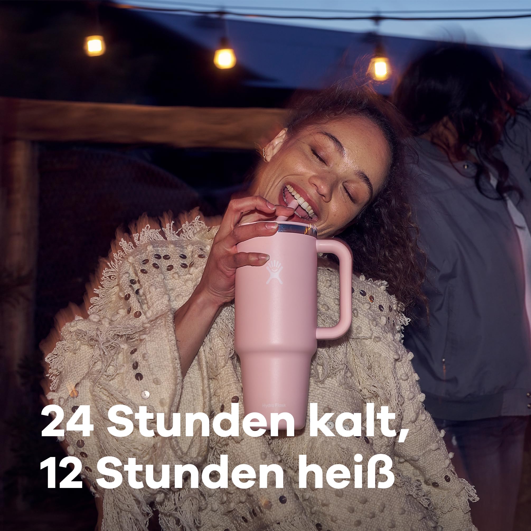 Die Details des Hydro Flask Travel Tumbler -  Hier sieht man eine Dame am tanzen, im Text des Fotos sieht man das der Becher Getränke 24 Stunden kalt hält und 12 Stunden heiß