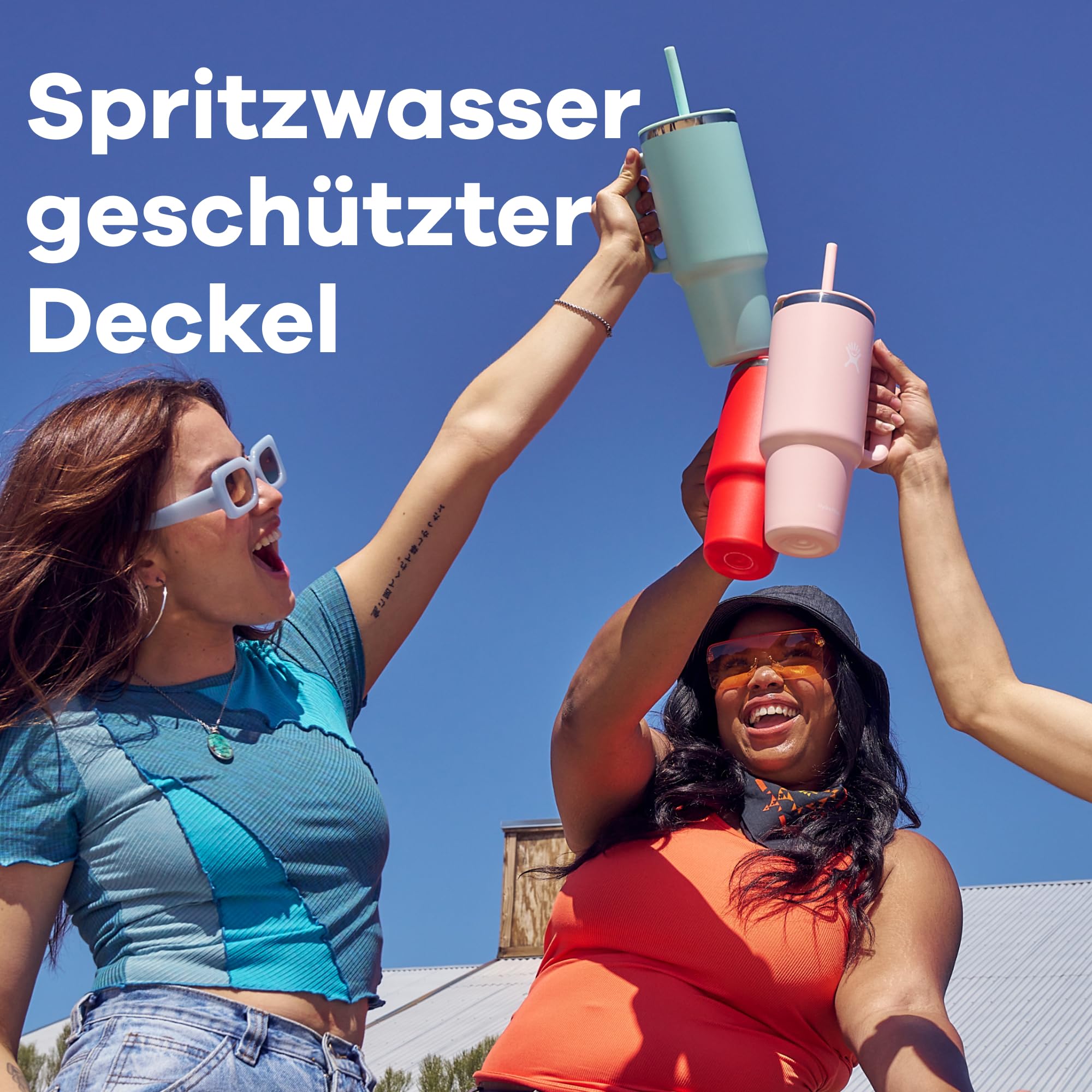 Die Details des Hydro Flask Travel Tumbler - man sieht 3 Damen mit den Bechern anstossen, es soll den Spritzwasser schützenden Deckel visualisieren