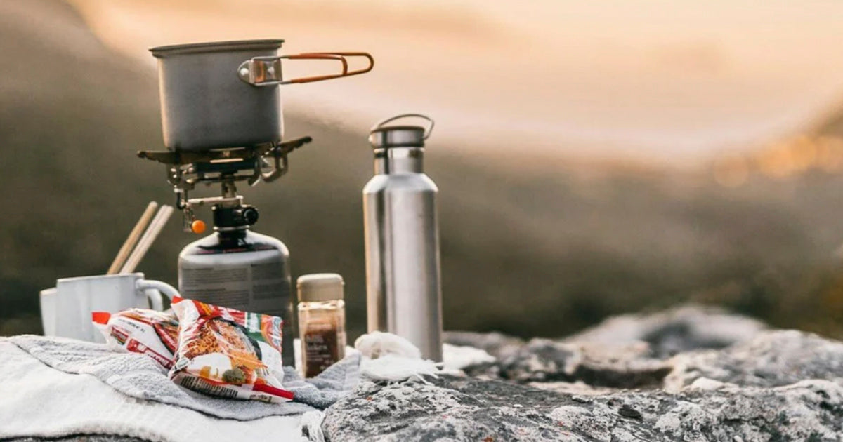 Kocher für Camping auf Picknickdecke und in der Natur