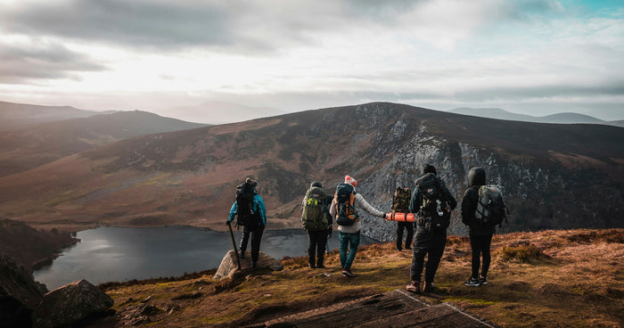 Outdoor Schuhe Herren, Gruppe von Wanderern mit Outdoor Ausrüstung in den Bergen