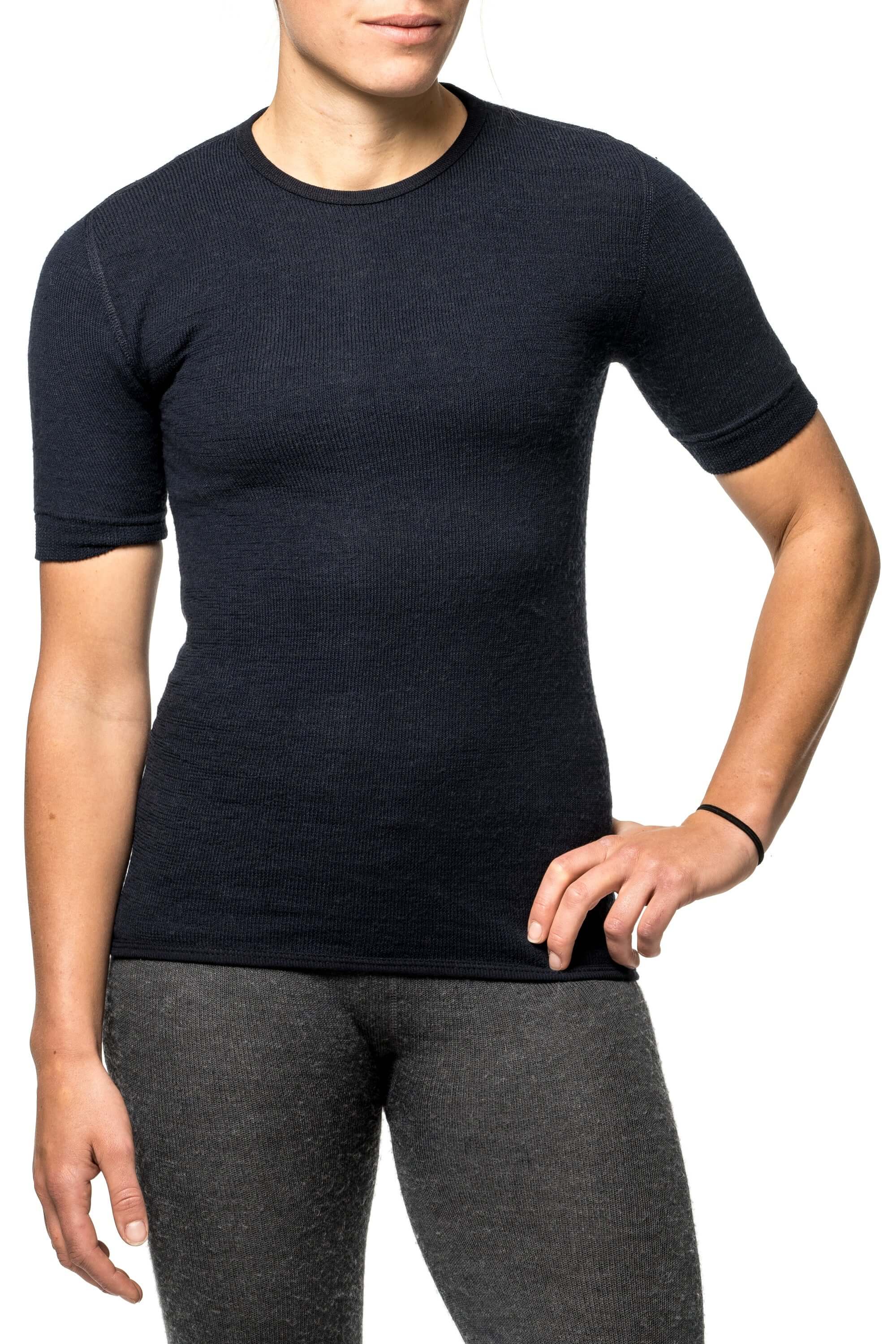 Das Woolpower Tee 200, aus feinster Merinowolle, ideal für alle die Aktiv unterwegs sind, erhältlich im Outdoor Online Shop FluxPerfect