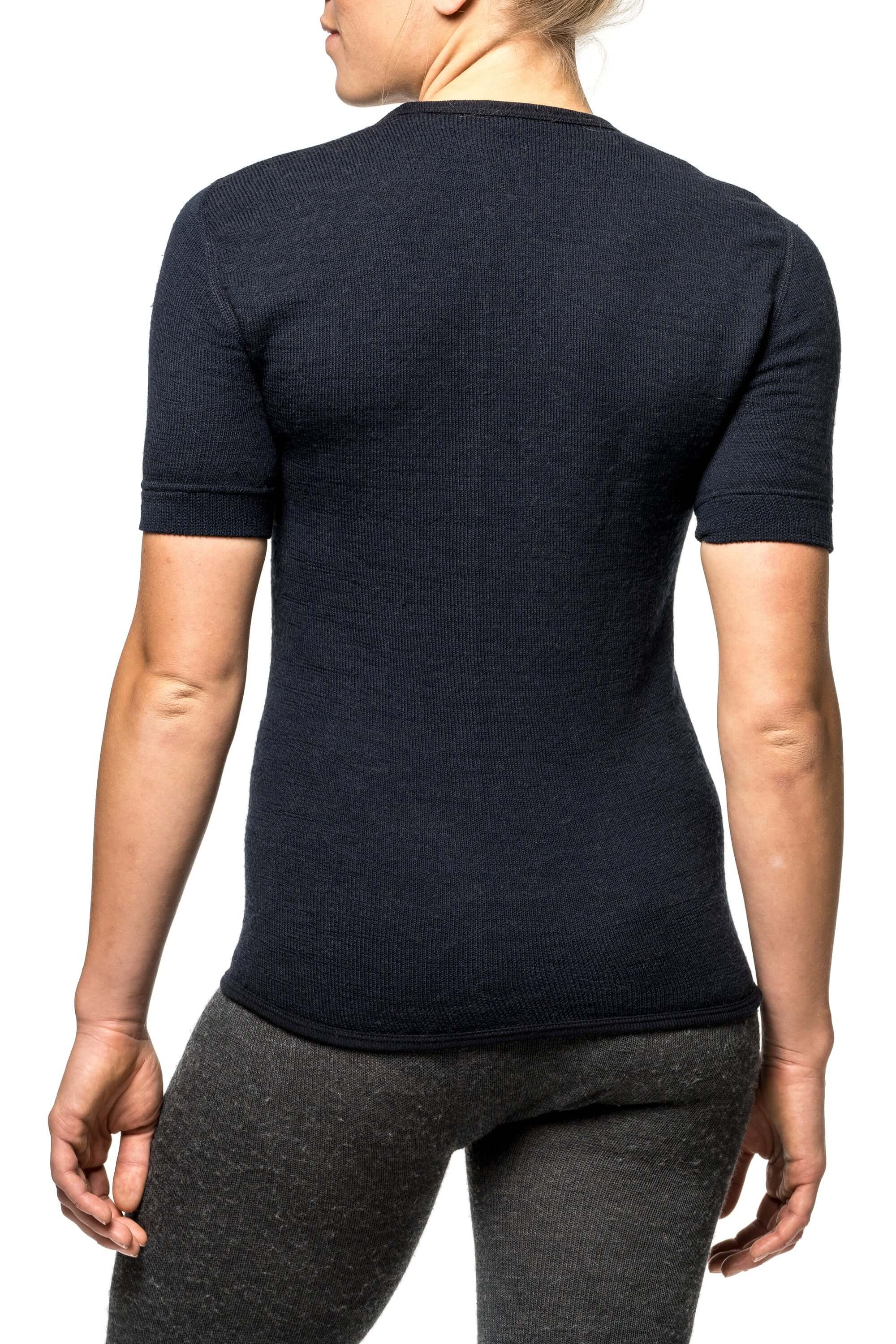 Das Woolpower Tee 200, aus feinster Merinowolle, ideal für alle die Aktiv unterwegs sind, erhältlich im Outdoor Online Shop FluxPerfect