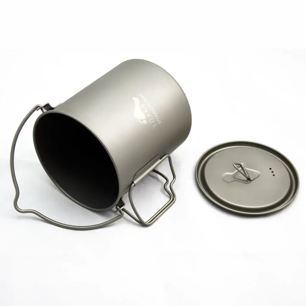 Der TOAKS Titan Kochtopf mit Bail Handle 750ml  geöffnet - man sieht den Deckel und den Topf, erhältlich  im Outdoor Shop FluxPerfect