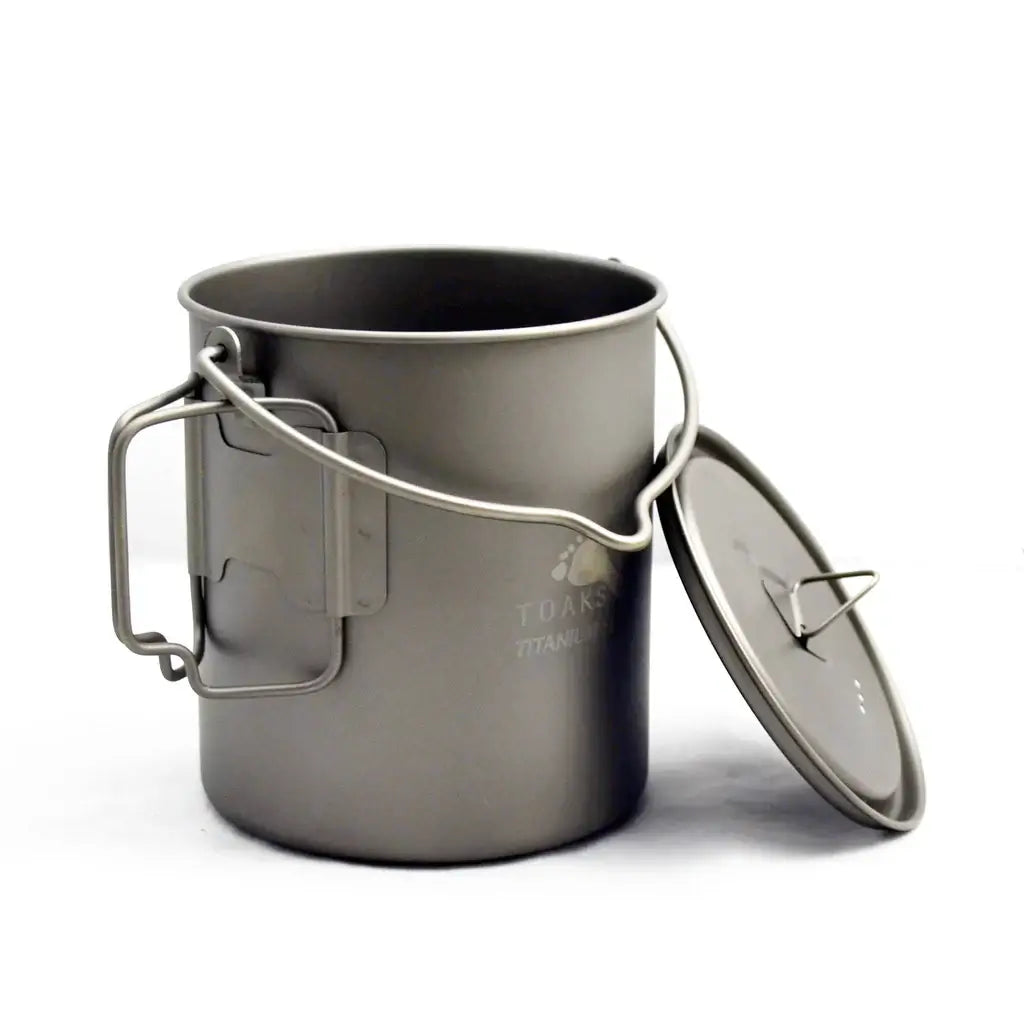 Der TOAKS Titan Kochtopf mit Bail Handle 750ml - stehend geöffnet, man sieht den Topf und den Deckel