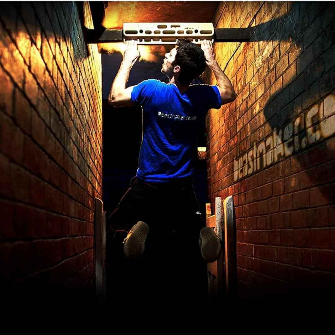 Ein Werbefoto des Trainingsboard Beastmaker 2000 Series Hangboard - ein Profikletterer hängt geschickt am Hangboard
