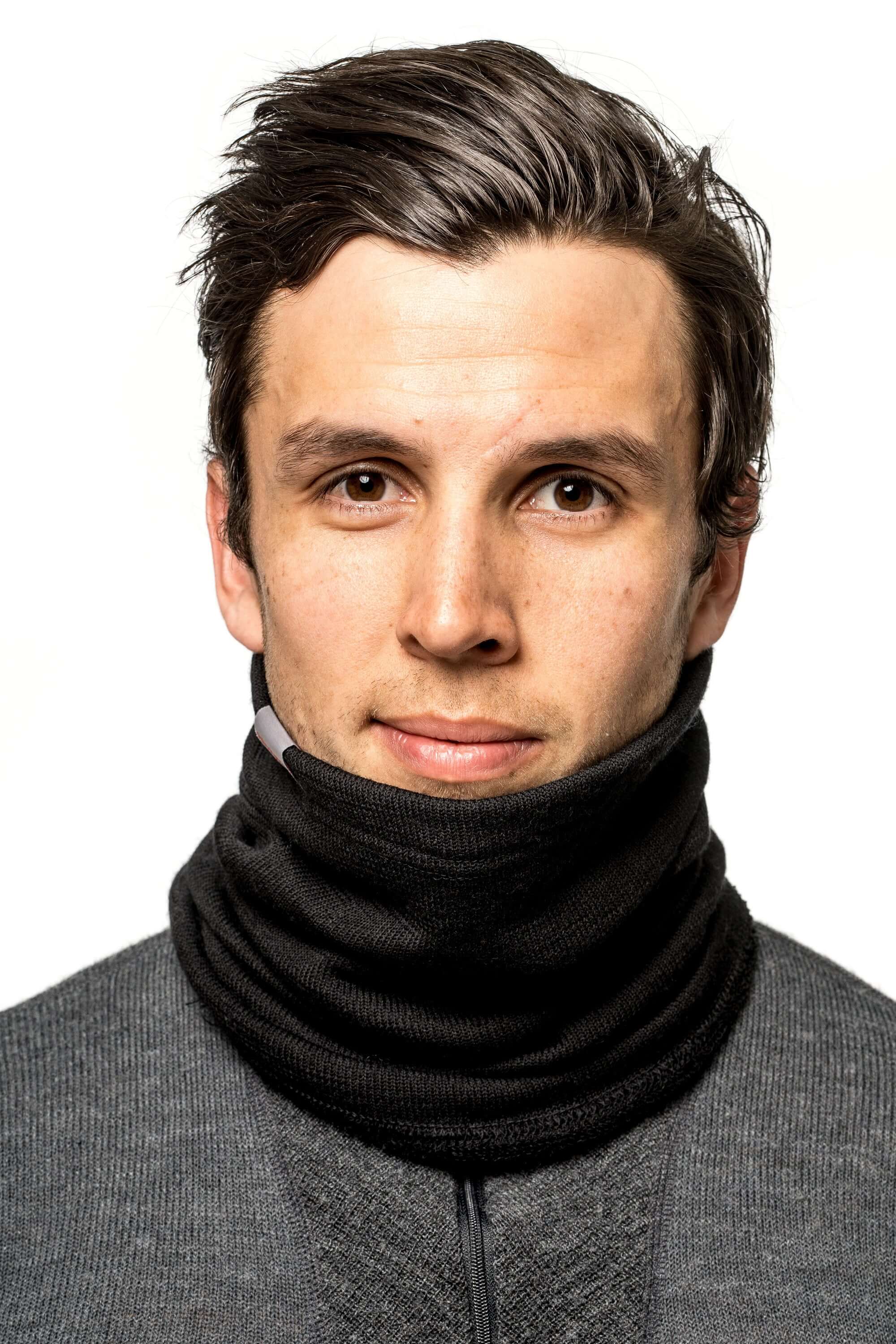 Die Woolpower Tube 200, ein Schlauchschal, der sich auch als Kopfschutz eignet, ideal für Winter und Alltag, erhältlich im Outdoor Online Shop FluxPerfect