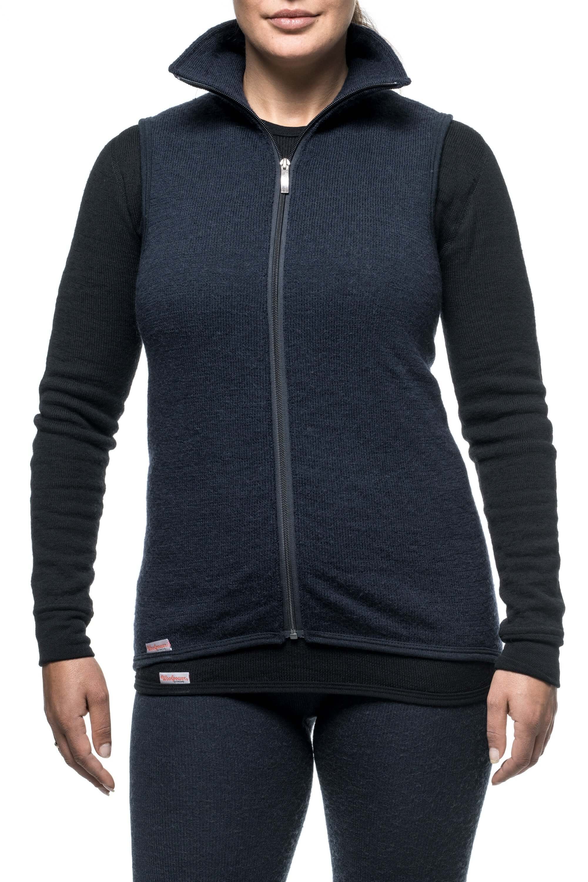 Die Woolpower Vest 400, eine warme Midlayer Weste aus feiner Merinowolle, erhätllich im Online Outdoor Shop FluxPerfect