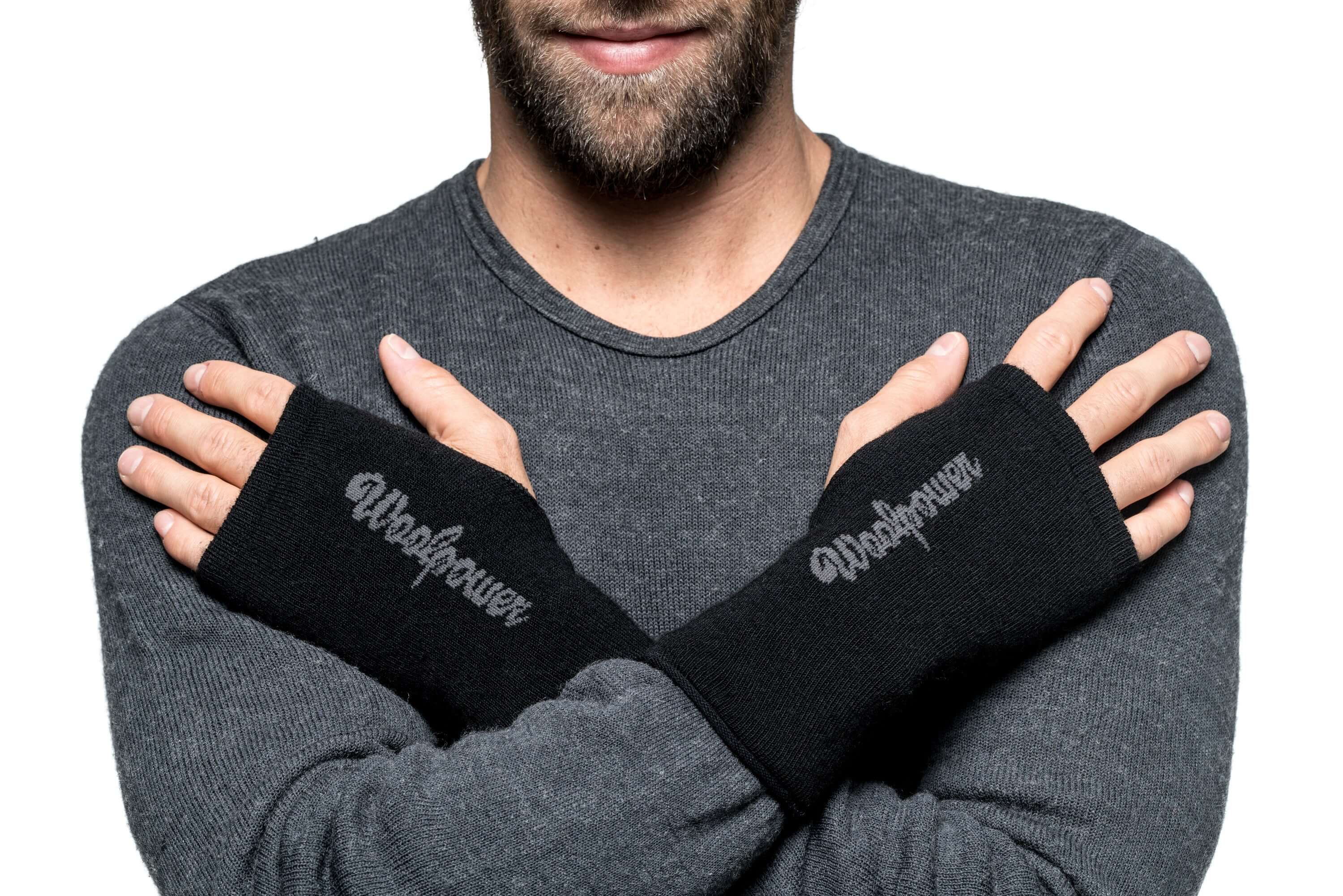 Die Woolpower Wrist Gaiters 200, wärme für deine Handgelenke in jeder Situation, erhältlich im Outdoor Online Shop FluxPerfect